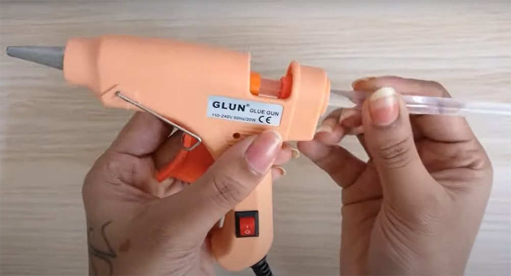 Should you remove a glue stick from a glue gun?