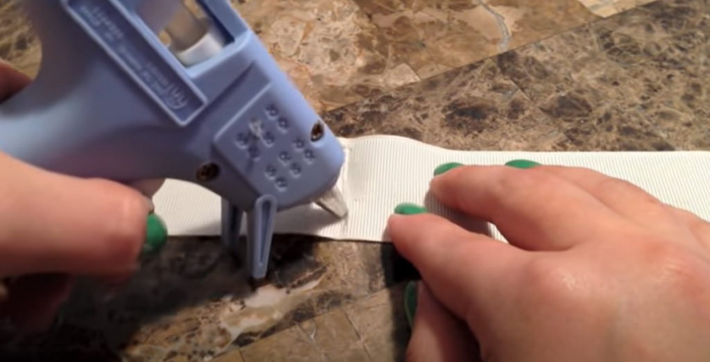 Tips for making bows with a glue gun